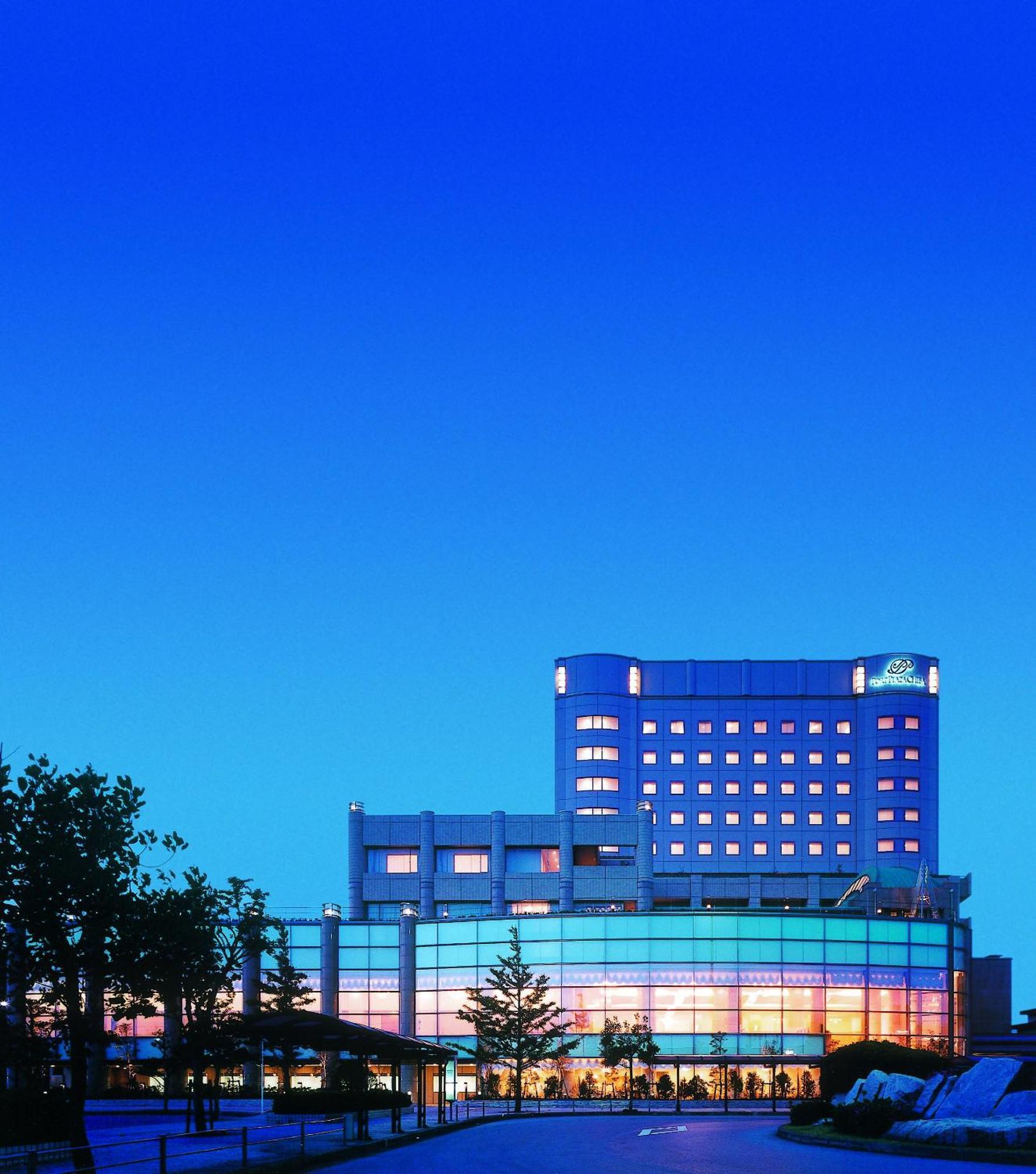 Hotel Port Plaza Chiba Exterior foto The hotel at night