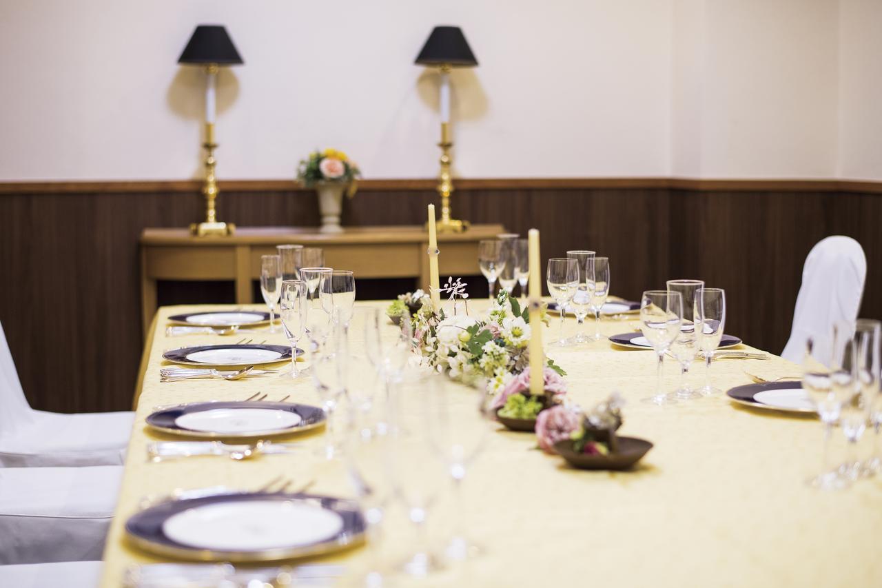 Hotel Port Plaza Chiba Exterior foto A table set for a formal dinner