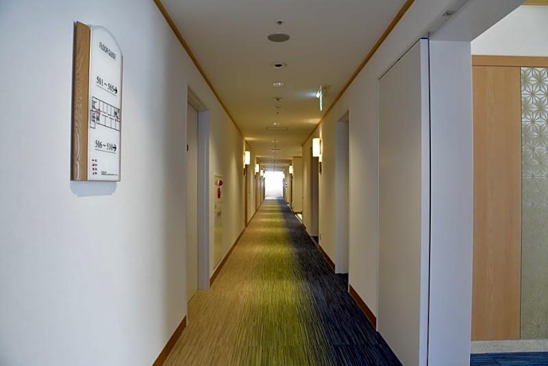 Hotel Port Plaza Chiba Exterior foto A typical hotel corridor